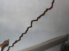 XÂY DỰNG CÔNG TRÌNH GÂY NỨT TƯỜNG NHÀ HÀNG XÓM CÓ PHẢI BỒI THƯỜNG KHÔNG?